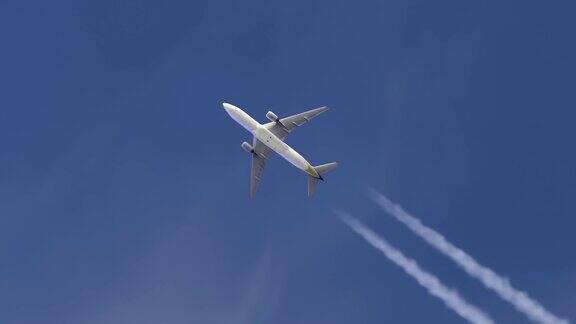一架飞机在头顶飞行客机在巡航高度与蓝天的轨迹