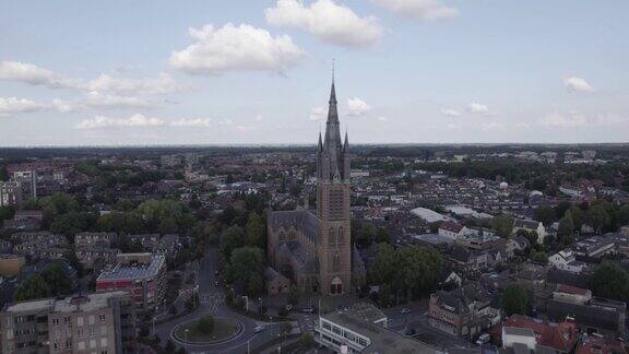 无人机绕轨观测希尔弗瑟姆的圣维特斯克教堂荷兰最高的新哥特式教堂塔