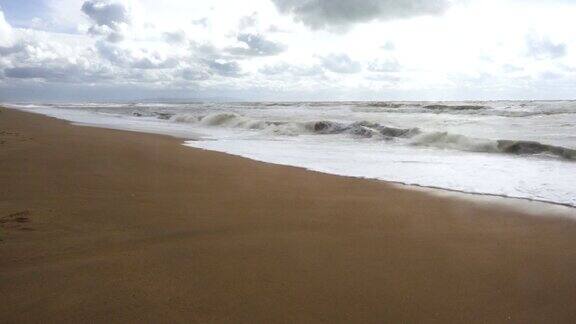 多沙的海滩波涛汹涌的海面
