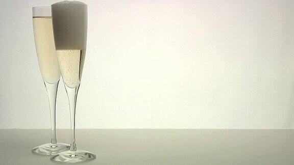 香槟:空杯子被装满