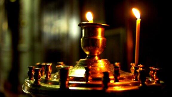 东正教教堂里一对插在金烛台上的蜡烛