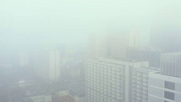无人机拍摄的建筑被雾霾笼罩的画面