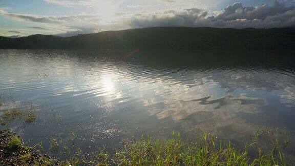 英国湖区令人难以置信的放松的科尼斯顿湖是一个真正神奇的地方