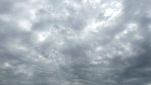 灰色雨云在天空中移动间隔拍摄