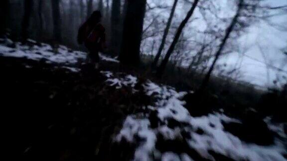 在黑暗的森林里逃跑