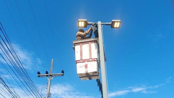电力线工人更换LED路灯
