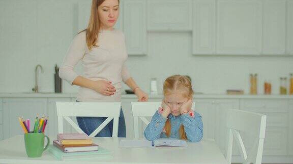 妈妈鼓励心烦意乱的孩子做困难的家庭作业