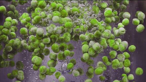 绿豌豆掉进沸水超级慢动作1000帧秒