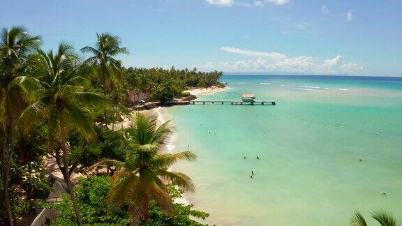 从空中俯瞰法属波利尼西亚和拥有沙滩的瑞瓦威岛