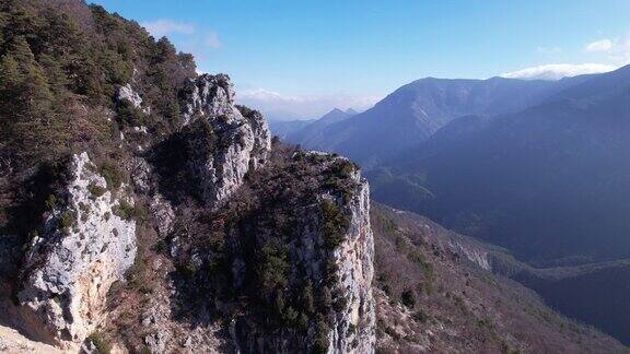 从空中俯瞰埃斯顿山谷的阿尔卑斯山脉