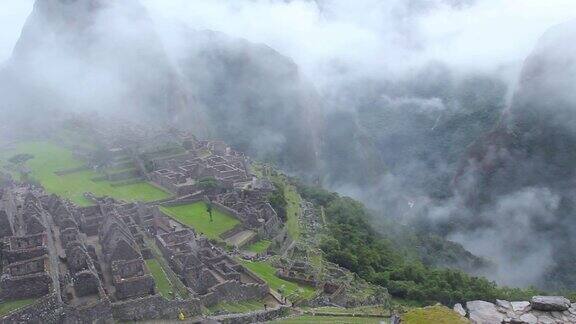 秘鲁马丘比丘古印加遗址的全景与早晨的云彩