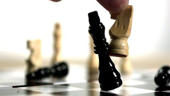 在国际象棋中使用白衣骑士击倒国王