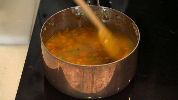 特写的冬季蔬菜汤烹饪在一个热的炉子上