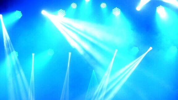 明亮闪烁的音乐会聚光灯激光和烟雾在现场背景