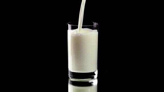 牛奶倒在杯子里洒在桌上