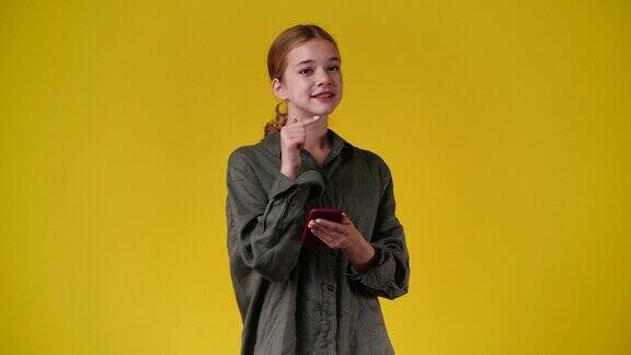 一个女孩用手机竖起大拇指的4k慢动作视频