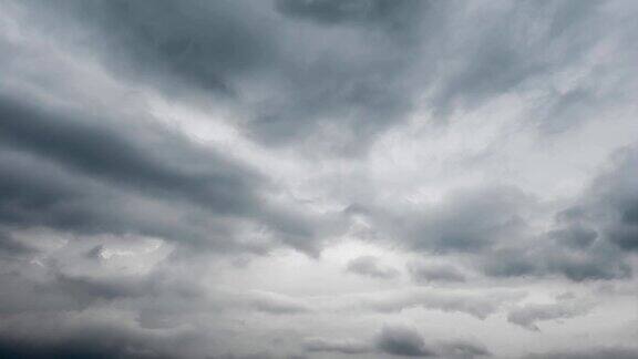 戏剧性的天空和暴风雨的云在下雨前的时间流逝