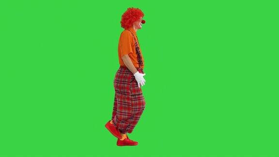 滑稽小丑红头发行走在绿色屏幕上色彩键滑稽