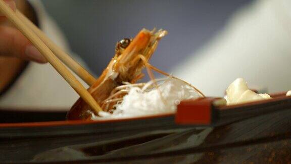 用筷子手夹虾