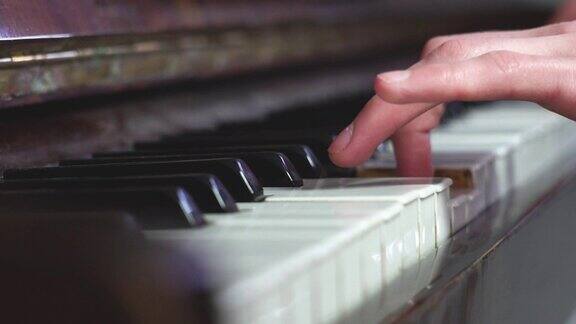 手指在钢琴上弹奏