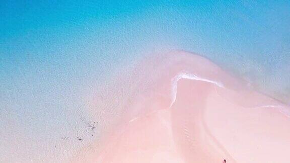 俯视图海滩粉红色的沙子和海浪海浪