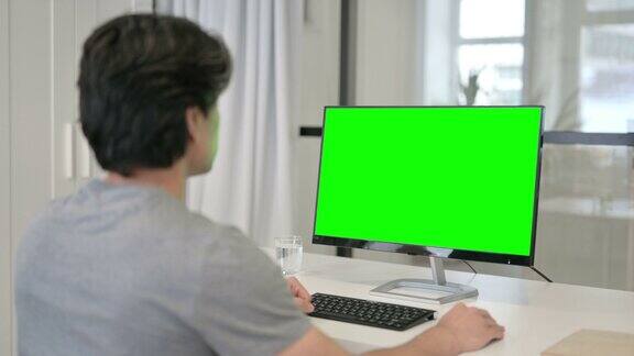 商人使用桌面与绿色色度键屏幕