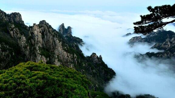 黄山峡谷的流云