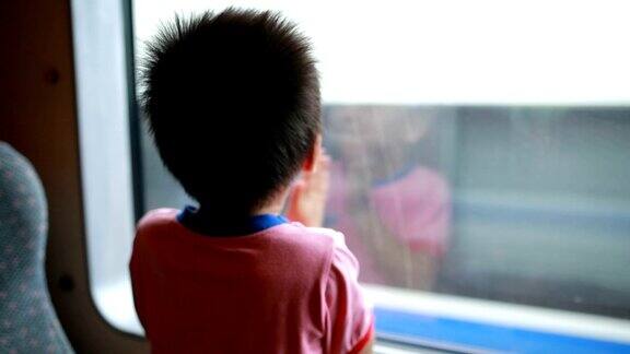 男孩看着窗外的地铁车厢
