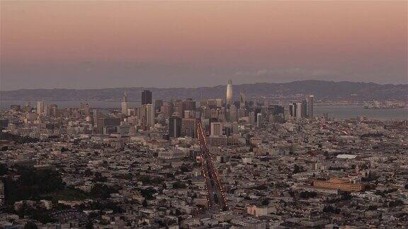 旧金山美国时间推移-旧金山的从白天到夜晚从双峰看到