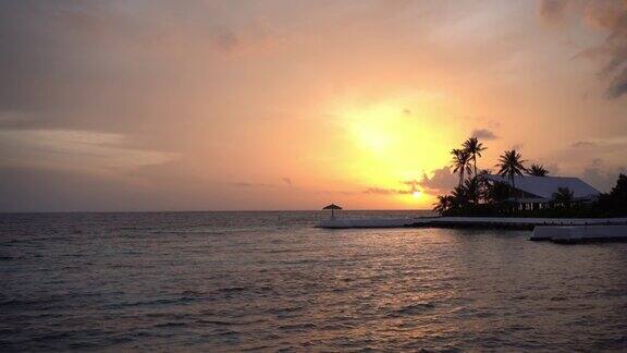 热带金色夕阳在海水上的慢动作鸟瞰图落日在海景上的倒影暑假