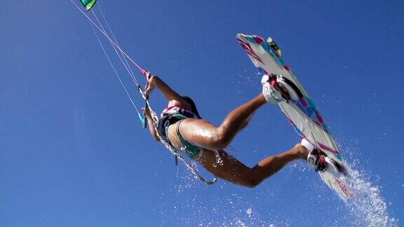 在海洋中女子风筝冲浪极限夏季运动