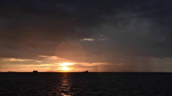 苏梅岛雨点前的风暴云海滩日落