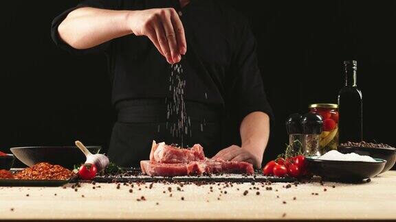 厨师在专业的厨房里准备了一顿牛肉和蔬菜做牛排美味和健康食品4k的片段
