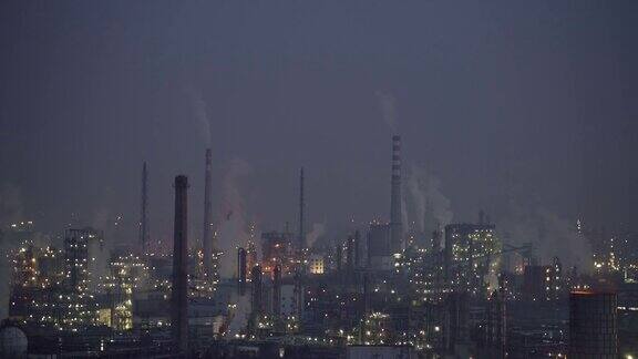石化工厂和炼油工业夜间鸟瞰图