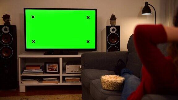 女人在家看彩色键绿屏电视