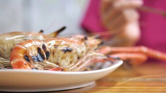 烤河虾准备吃在桌上