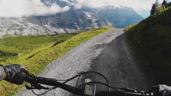 POV山地车在瑞士阿尔卑斯山风景优美的小径上
