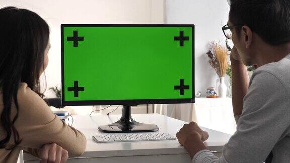一对亚洲夫妇使用电脑绿屏