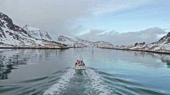 挪威罗浮敦群岛冬季渔船鸟瞰图