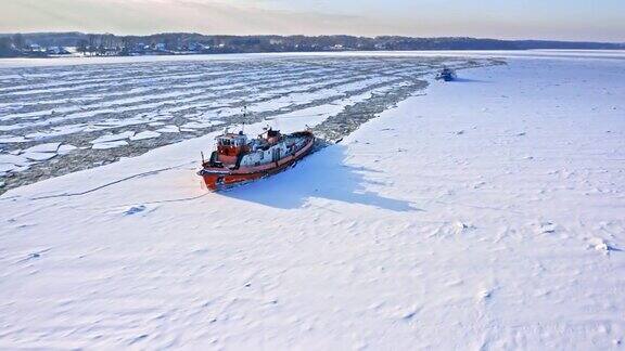 冬天的破冰船冰冻河流的鸟瞰图