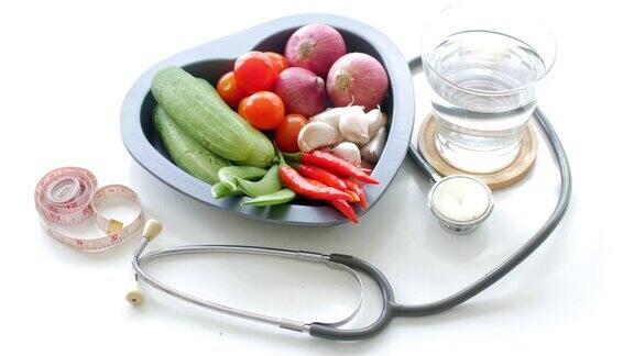 健康食品、蔬菜和医疗听诊器上的白色背景健康概念