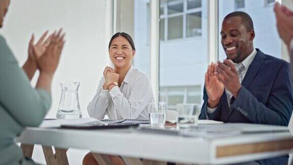 成功掌声或商务人士在会议后达成交易财务目标或销售目标伙伴关系兴奋的女性或一群快乐的办公室员工鼓掌支持公司的成就