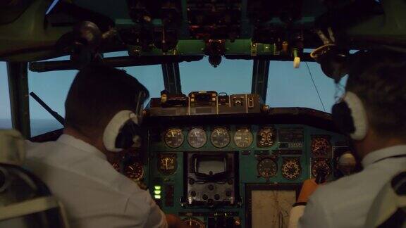 飞行员驾驶飞机时操作飞行仪器