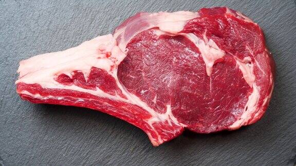 肉旋转背景生牛肉内脏近距离视频背景食品准备把肉烤到骨头上