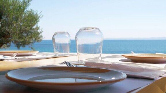 餐桌设在户外咖啡厅远眺大海