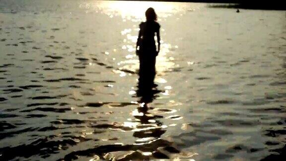 日落时分一个女孩从海边走了进来