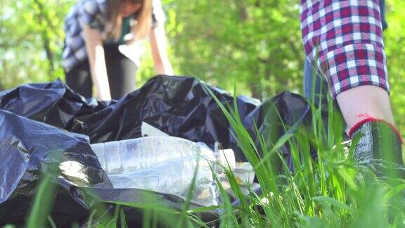 志愿者在公园概念封闭的塑料袋中收集垃圾