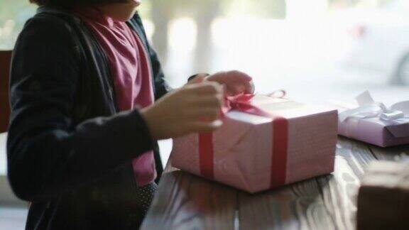 小女孩在新年的早晨打开她的礼品盒