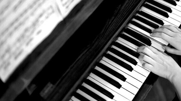 女性手弹钢琴黑与白