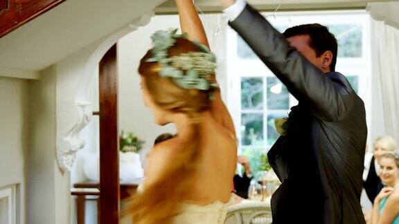 新郎新娘在大厅里跳舞